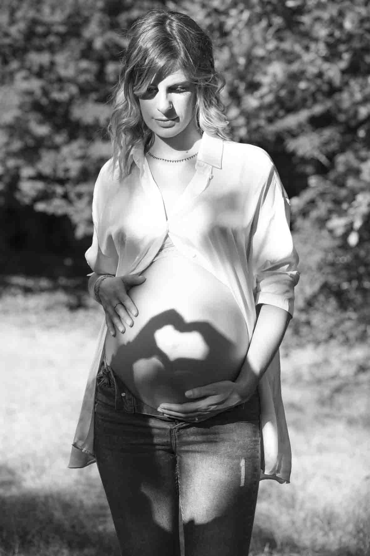 photographe de femmes enceintes en exterieur en noir et blanc