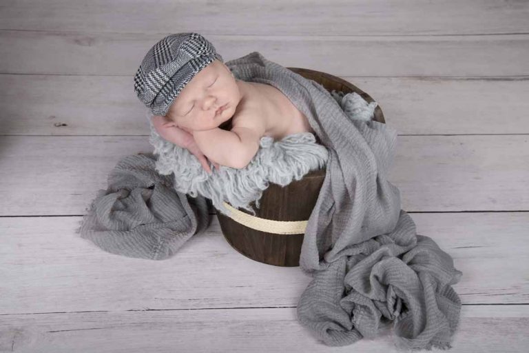 photographe bébé lyon dans un contenant avec décor