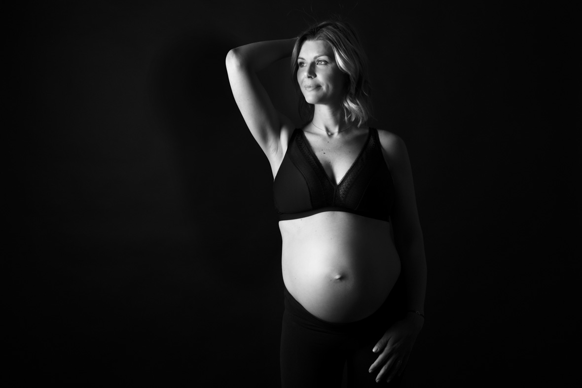 photographe grossesse fond noir en noir et blanc