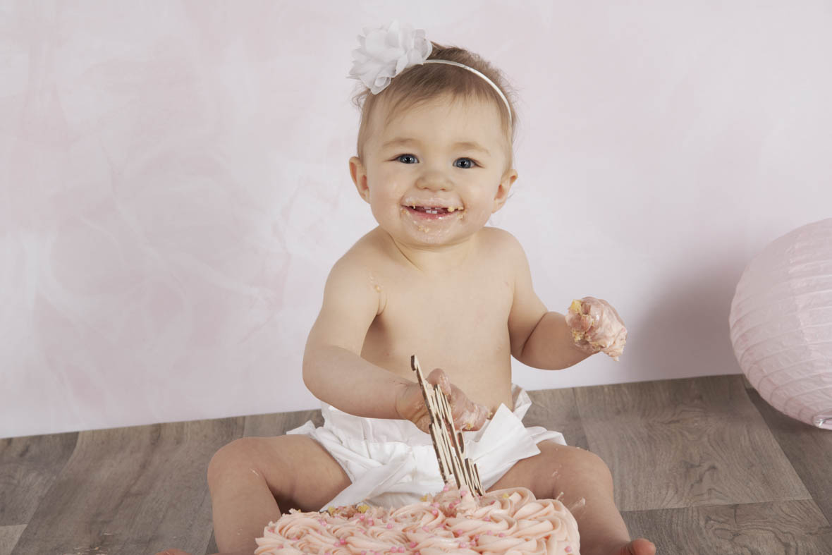 photographe 1 an bébé fille gâteau lyon décor rose