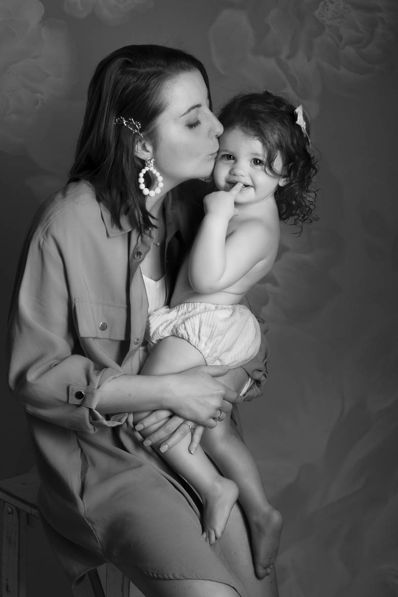 photo mère enfant noir et blanc en studio