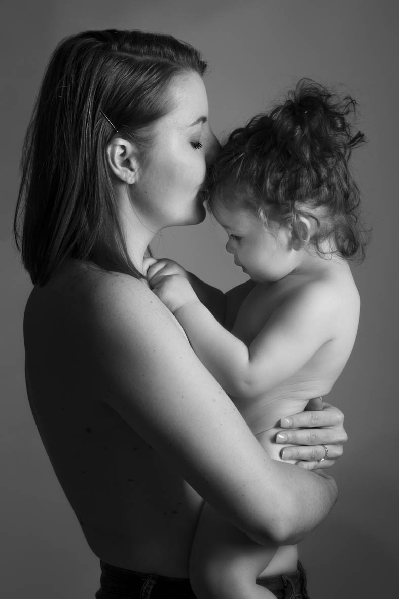 photographe mère enfant lyon noir et blanc bisou