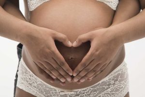 photographe grossesse lyon ventre avec main autour