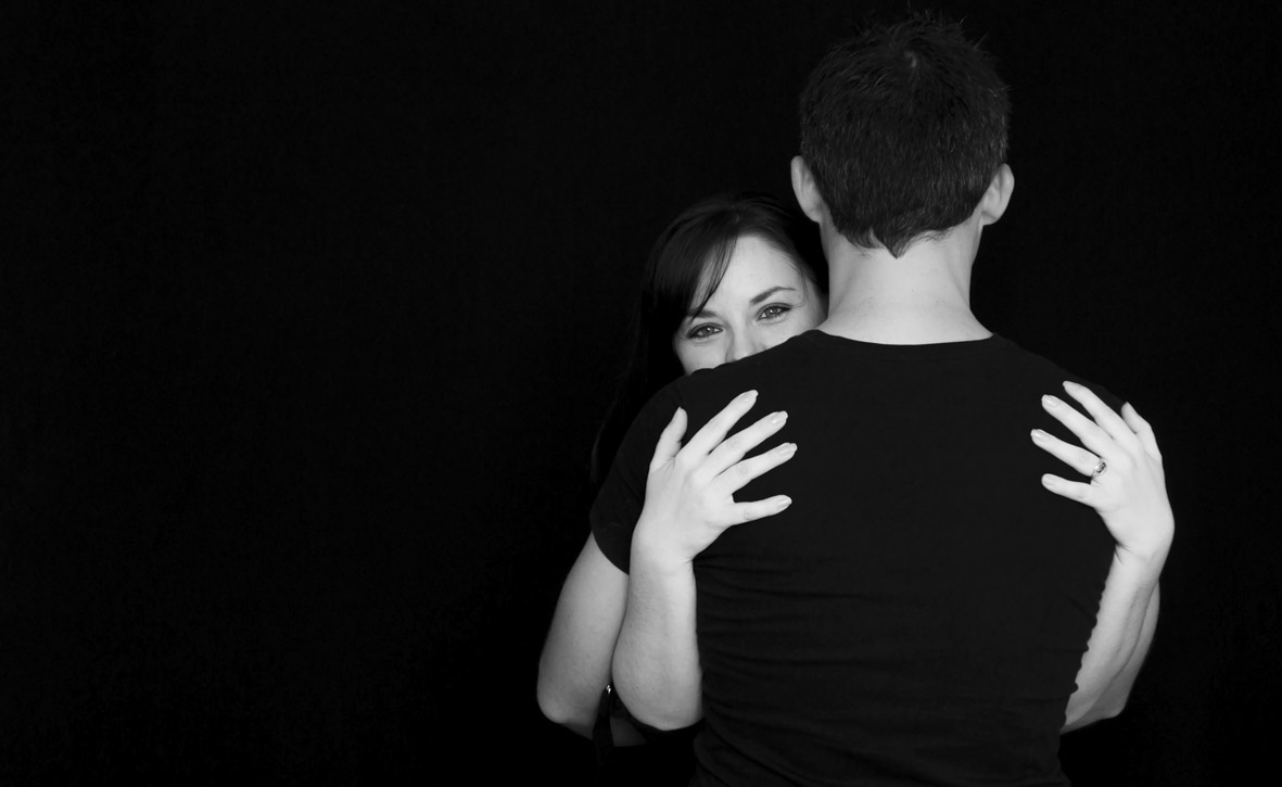 photo couple lyon fond noir et noir et blanc