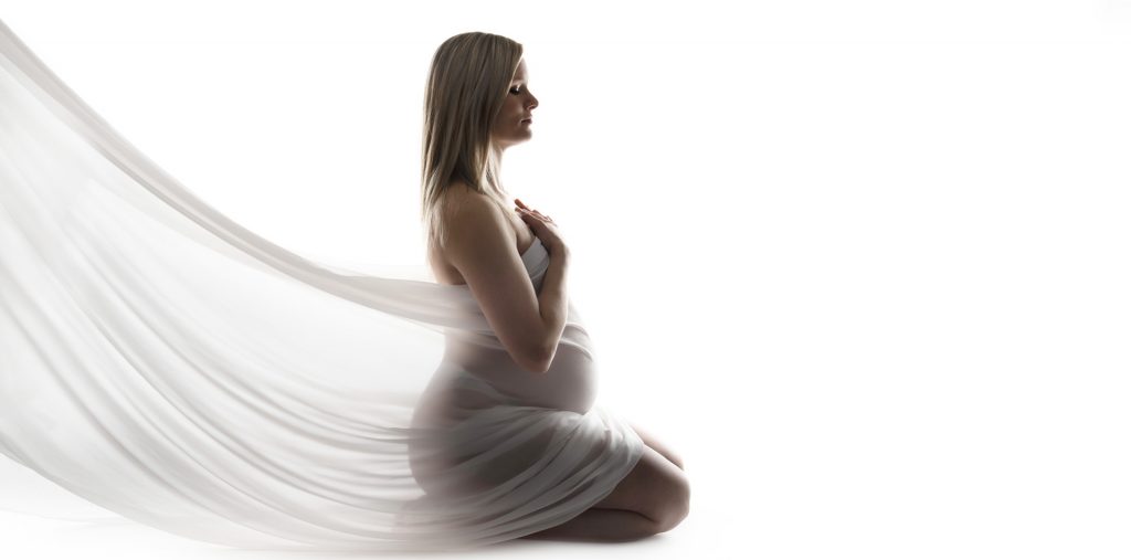 photographe grossesse lyon en studio fond blanc