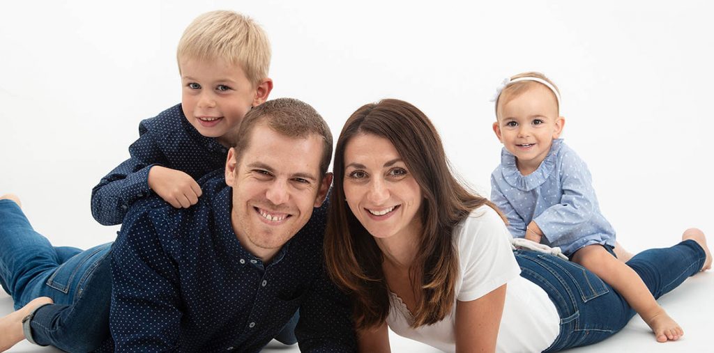 shooting famille lyon studio fond blanc
