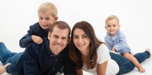 shooting famille lyon studio fond blanc